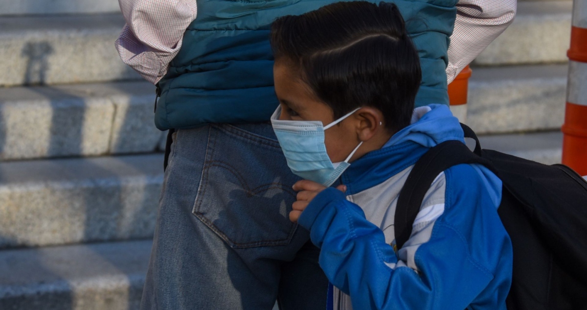 Jalisco y el Edomex implementaron medidas preventivas en las escuelas, como la obligatoriedad del uso de cubrebocas y colocación de filtros sanitarios.