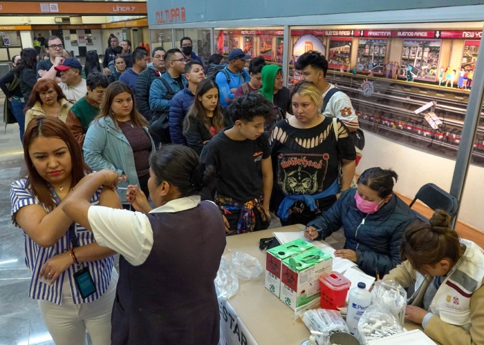 La Jefa de Gobierno de la CdMx, Clara Brugada, informó este viernes que el próximo domingo arrancará formalmente la campaña de vacunación contra el sarampión.