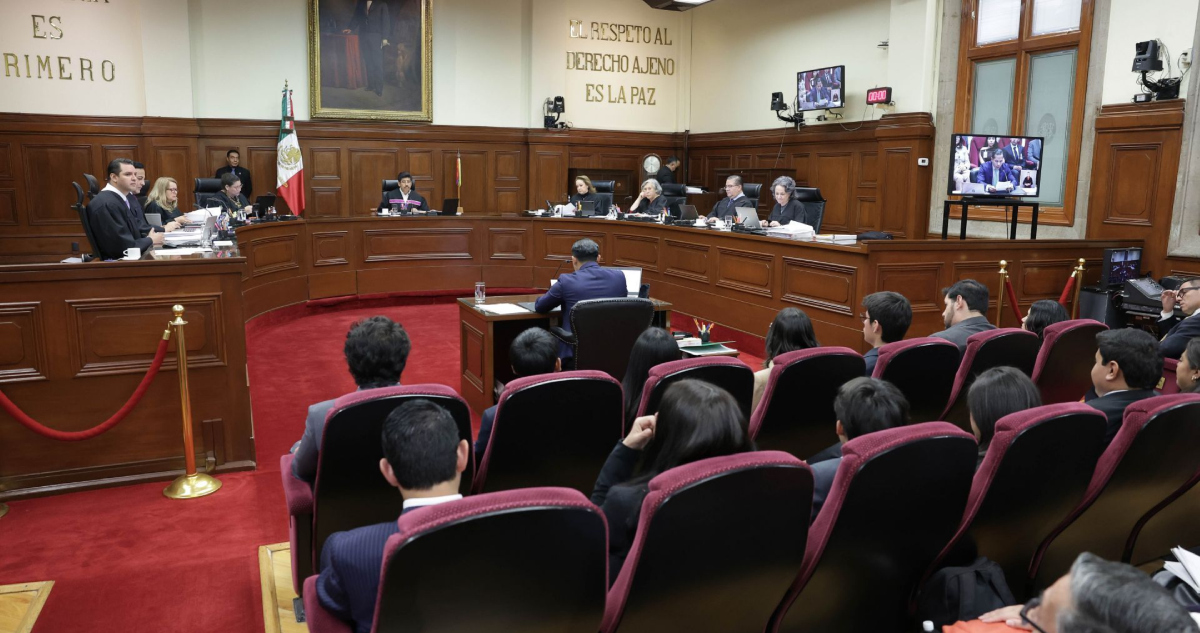 La determinación, explicó la Corte, obedece a que el Pleno determinó que dicho requisito vulneraba el derecho a la igualdad y no discriminación, la seguridad social, la protección a la familia y el libre desarrollo de la personalidad para parejas.