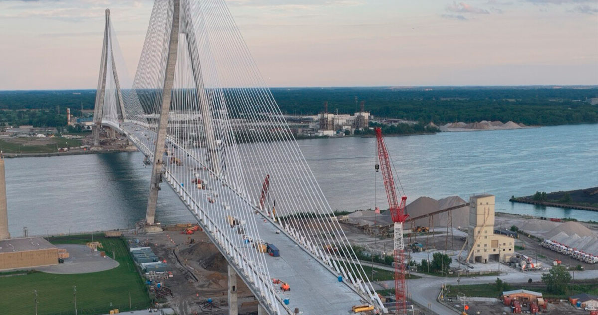 Trump exige “la mitad” de un puente que costó a Canadá 6.4 mil millones de dólares