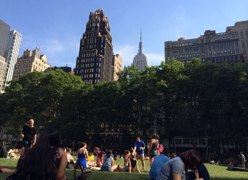 Un pic nic en Bryant Park. Foto: Daniela Medina, SinEmbargo