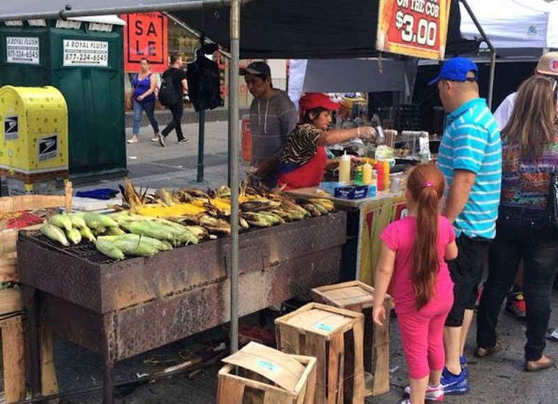 Encontramos un mercado callejero con todo y sus elotes. Foto: Daniela Medina, SinEmbargo
