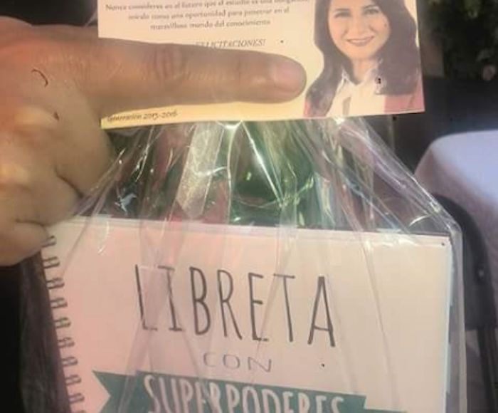 Los alumnos egresados criticaron que en lugar de las tabletas les entregaron libretas "con superpoderes". Foto: Especial.