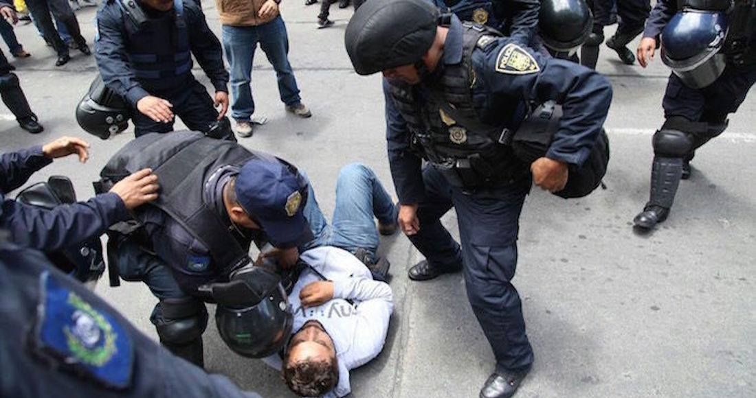 Policías capitalinos repliegan a familiares de desaparecidos que pretendían colocar un plantón en Paseo de la Reforma.
Fotos: Valentina López, Sin Embargo.