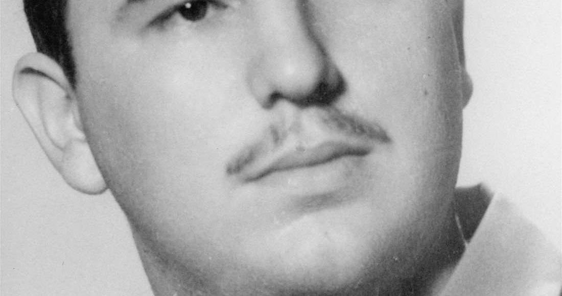 Fotografía de archivo sin fecha de Fidel Castro posando para un retrato en un lugar desconocido. Foto: AP.