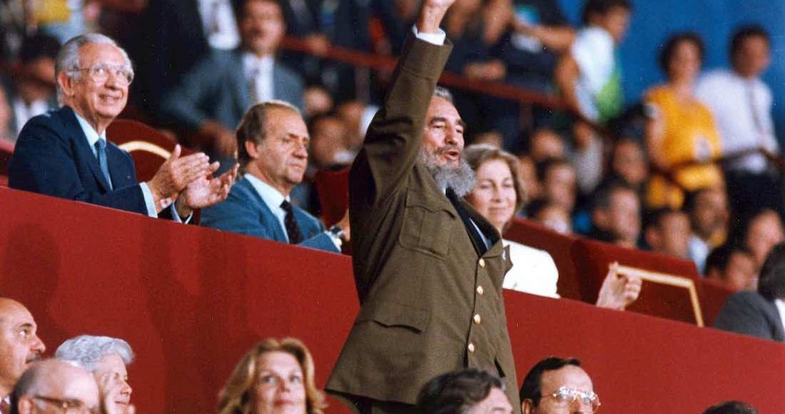 Fidel Castro saludando a la delegación cubana durante la ceremonia de apertura de los Juegos Olímpicos de Barcelona 1992, en Barcelona, España. Foto: Xinhua.