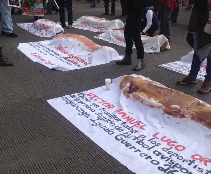 Frente a la Glorieta de Colón, han colocado seis cadáveres envueltos en sábanas blancas. Foto: Dulce Olvera, SinEmbargo.