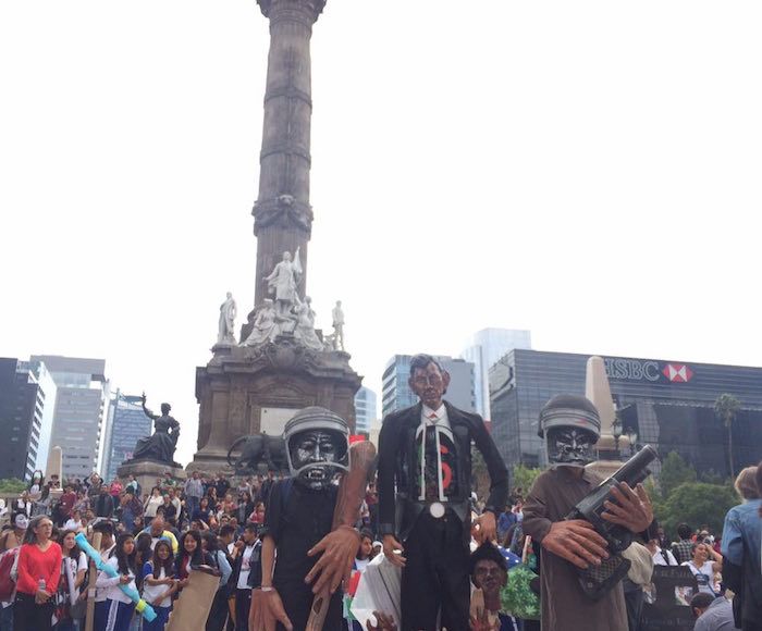 Miles de personas partieron del Ángel de la Independencia para exigir la aparición de los normalistas desaparecidos. Foto: Sandra Sánchez, SinEmbargo.