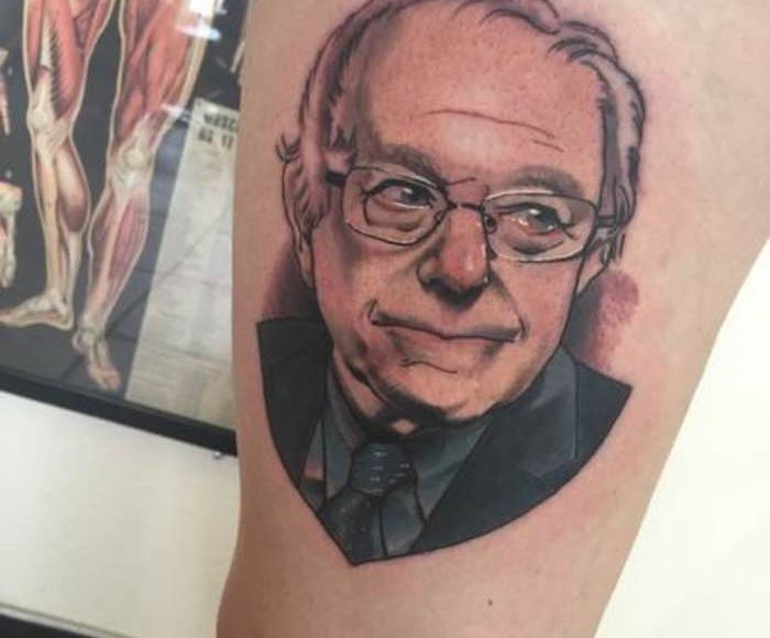 El Senador demócrata Bernie Sanders también tiene su porción de piel. Foto: tattoo-models.net.