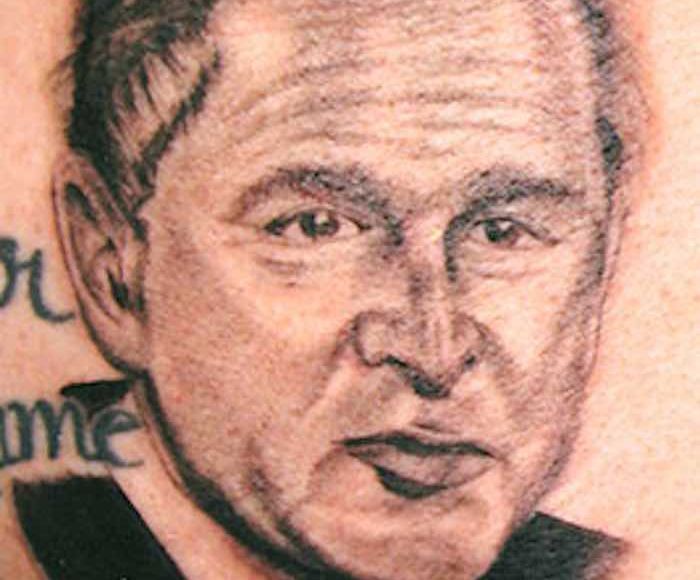 George Bush, el decimo tercer Presidente de Estados Unidos (2001-2009). Foto: Tattoos Time.