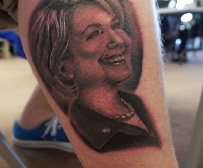 Hillary Clinton quedó grabada en la pierna de algún muchacho. Foto: Especial.