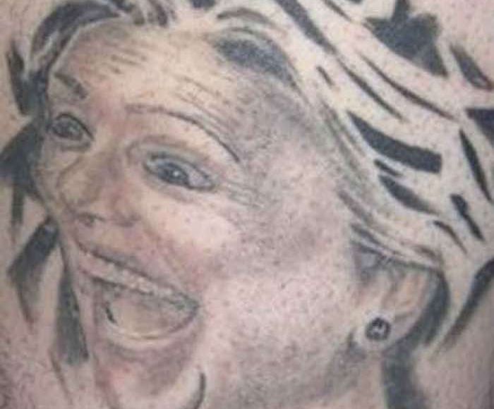 Hillary Clinton sonrie tintando la piel de un votante. Foto: Pinterest.