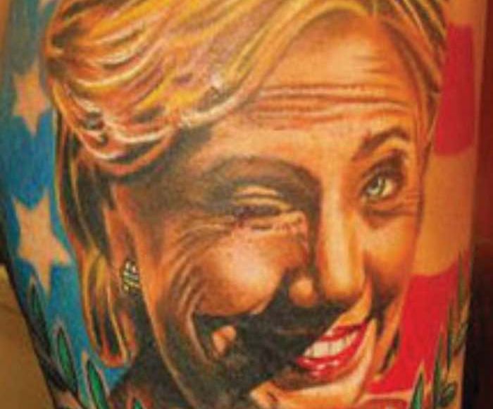 Hillary siempre aprovecha para guiñarnos el ojo, esta vez en pintura. Foto: Twitter.