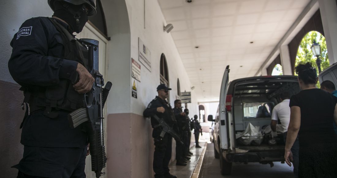 Un fuerte operativo por parte del Ejercito Mexicano y diferentes corporaciones policiacas del estado se realizo después de que un hombre fue asesinado en el interior del Hospital Civil. Foto: Cuartoscuro
