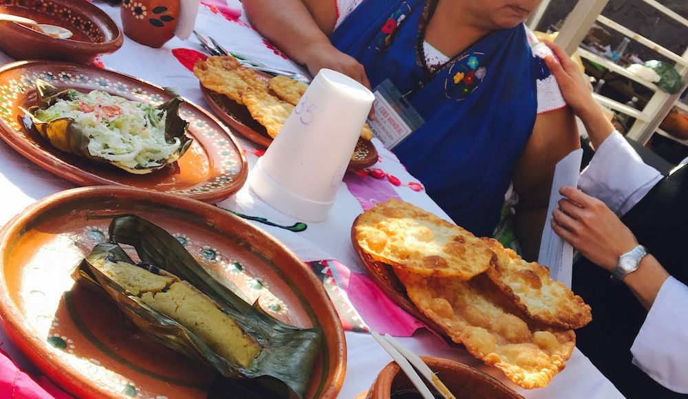 En Veracruz, con todo y su bebida "Beso Totonaca" con leche y aguardiente. Foto: Daniela Medina, SinEmbargo