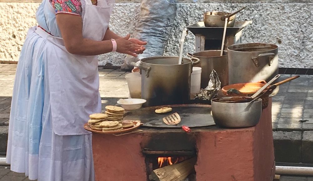 Una de las cocineras mexicanas en su estufa de leña. Foto: Daniela Medina, SinEmbargo