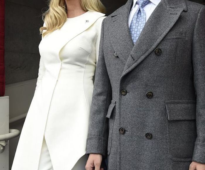 Ivanka con su hermano, Donald Trump, Jr en el día de Inauguración, con un traje Oscar de la Renta. Foto: Saul Loeb, AP