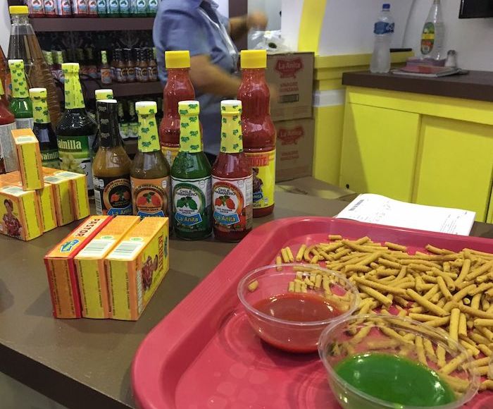 Salsas y botanas locales. Foto: Mundano